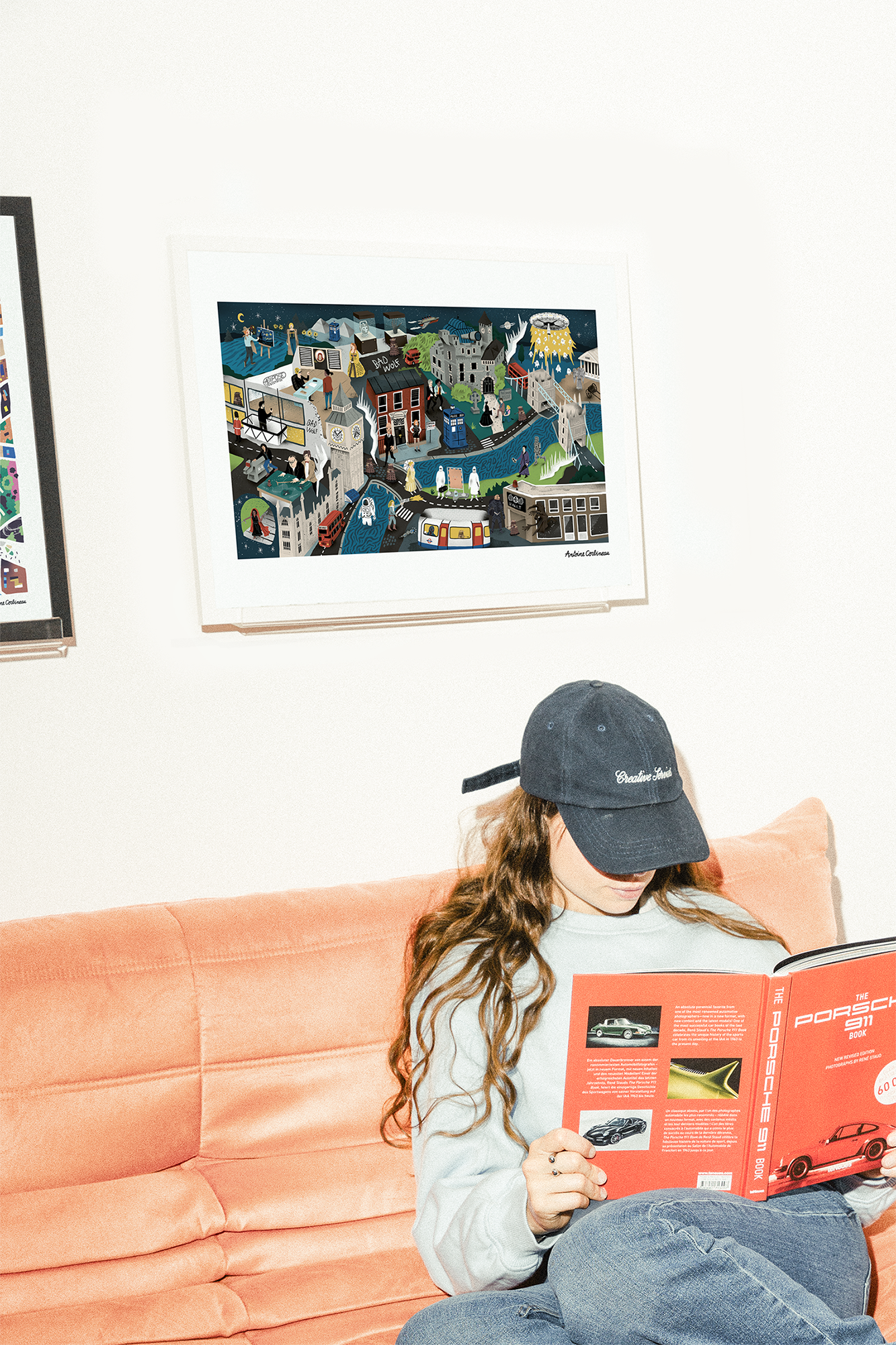 Affiche illustrée colorée et pleine de détails inspirée de la série culte Doctor Who, avec le TARDIS, le Docteur et ses compagnons, dans un univers de science-fiction graphique et poétique.