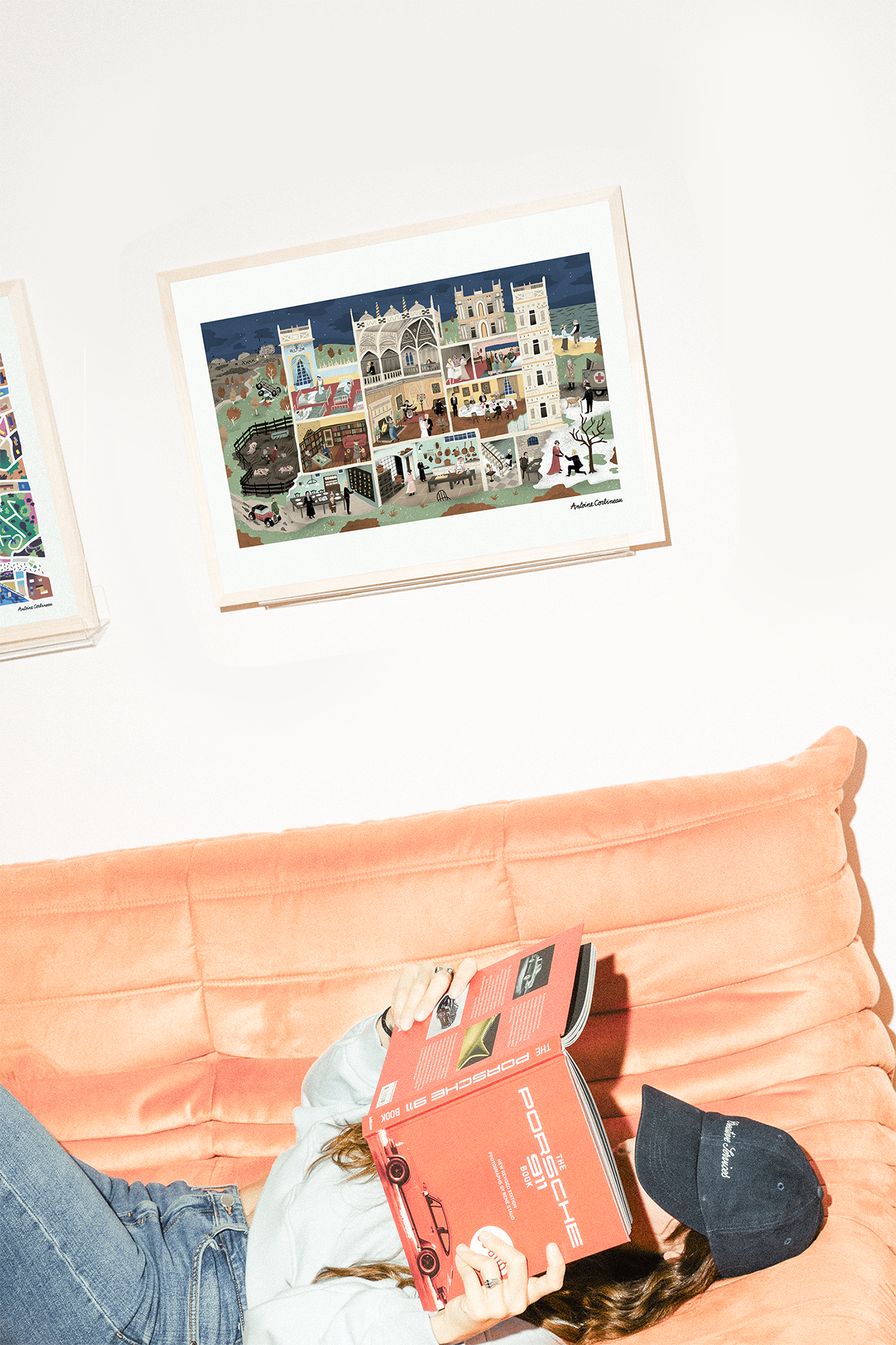 Affiche illustrée détaillée inspirée de la série culte Downton Abbey, représentant la famille Crawley et les domestiques dans le manoir, avec des éléments d’époque et un style graphique riche en détails.