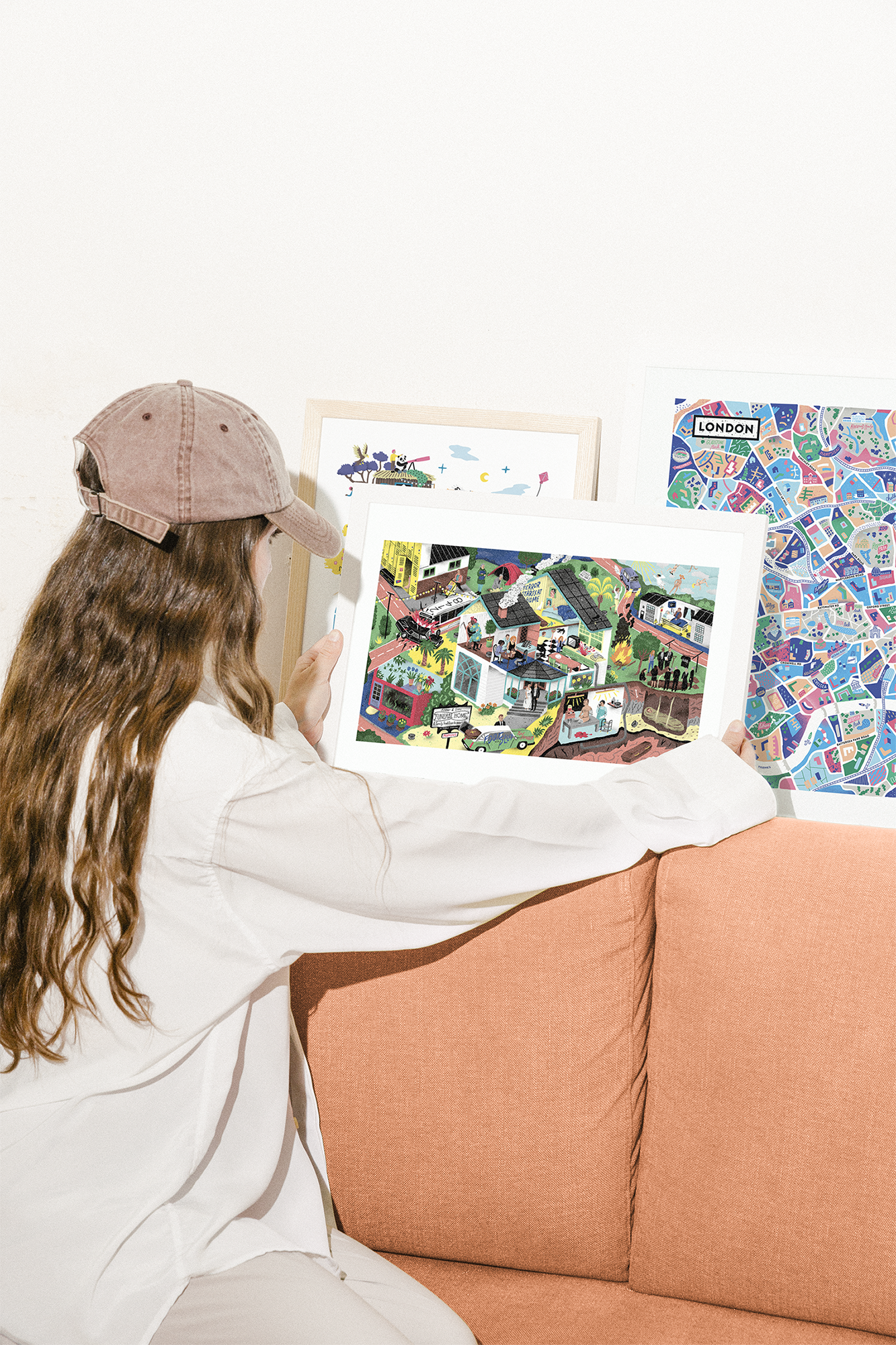 Affiche illustrée détaillée inspirée de la série culte Six Feet Under, représentant la famille Fisher et l’univers des pompes funèbres, avec un style graphique riche en détails et symboles de vie et de mort.