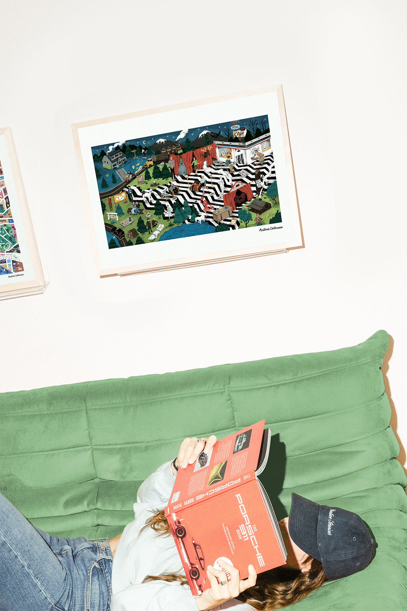 Affiche illustrée détaillée inspirée de la série culte Twin Peaks, avec les personnages principaux, la ville mystérieuse et des éléments étranges et surnaturels, dans un style graphique coloré et énigmatique.