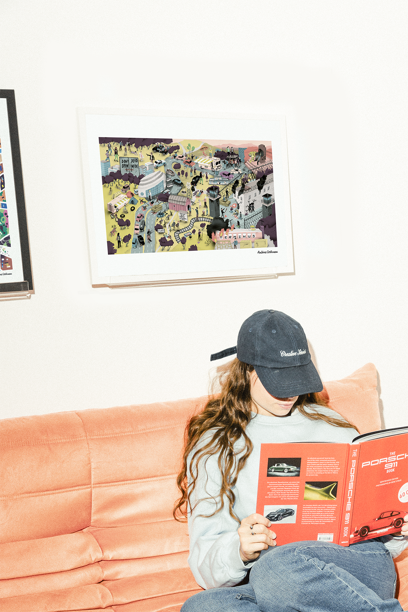 Affiche illustrée détaillée inspirée de la série culte The Walking Dead, représentant les survivants dans un monde post-apocalyptique peuplé de zombies, avec un style graphique sombre et riche en détails.